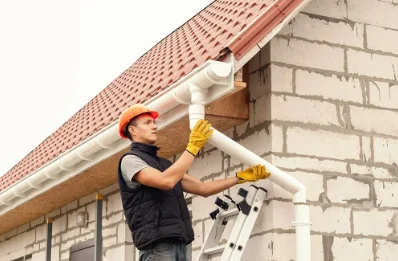 Pose et remplacement de gouttières à Versailleux